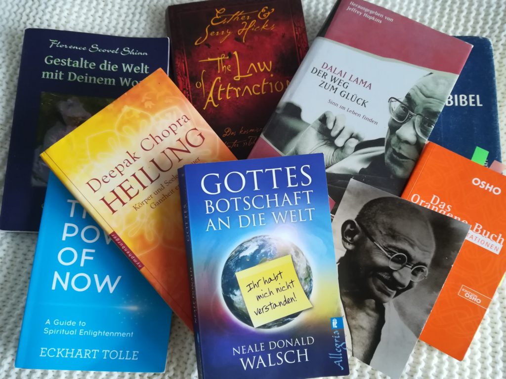 Bücher spiritueller Lehrer, die dank the secret in mein Leben kamen und alles verändert haben, wie Neale Donald Walsh, Dalai Lama, Gandhi,Deepak Chopra, Eckhardt Tolle, die Bibel ... .